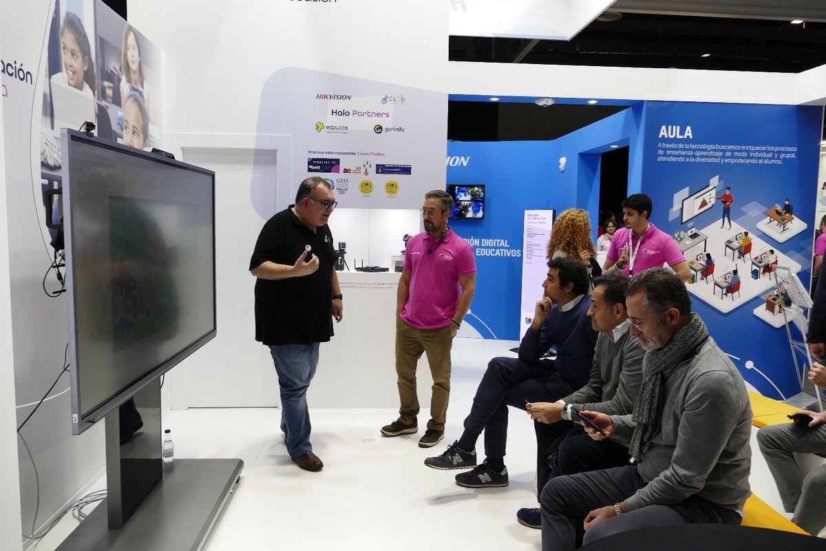 Nuestro gran <a href="/ejruizgarcia/">𝙴𝚍𝚞𝚊𝚛𝚍𝚘 𝚁𝚞𝚒𝚣</a> haciendo lo que mejor sabe hacer, mostrar con pasión las posibilidades de este proyecto tan ilusionante 🥰 ea, ea, ea nuestro Edu pintaguea!!!! 🕺🏻🕺🏻🕺🏻<a href="/HikvisionIberia/">Hikvision Iberia</a>