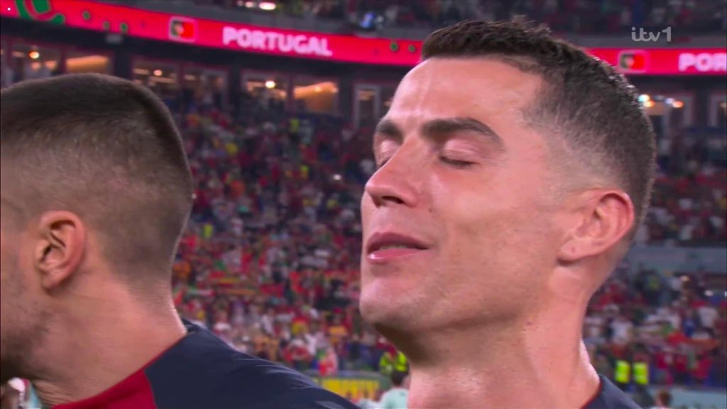 soyjccam's tweet photo. Cristiano Ronaldo llorando durante el himno de Portugal. Él lo sabe. Es su último Mundial. 😢

¡𝗤𝘂𝗲́ 𝗺𝗼𝗺𝗲𝗻𝘁𝗼! 💔 #PORvsGHA #Portugal https://t.co/zx8OTrrUEW