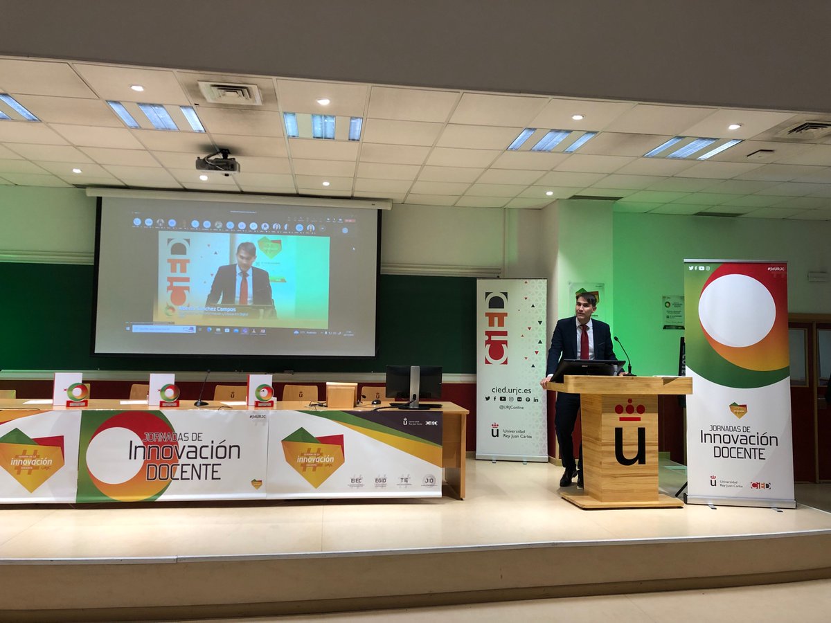 URJConline's tweet photo. Alberto Sánchez Campos, Vicerrector de Transformación y Educación Digital de la @urjc abre el acto de entrega de los IX #premiosPI, “que buscan poner el foco sobre los docentes, reconocer el enorme y magnífico esfuerzo innovador que se da cada día en la docencia de la URJC”. https://t.co/iXfANP13Ur