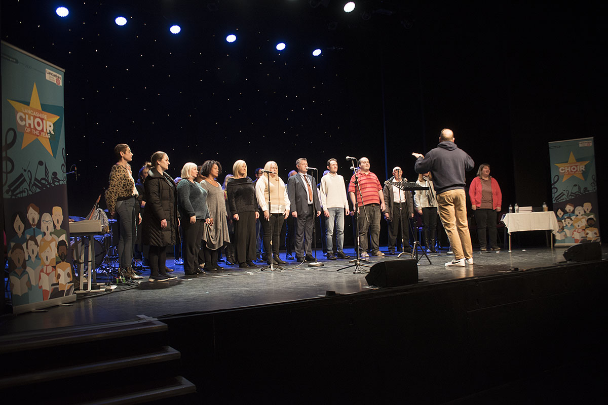 LancashireCC's tweet image. 🎶 Our final choir to rehearse for the #LancsChoirOfTheYear celebration concert are the  (@ClitheroeAm) – show choir.

They have a passion for singing and want to make audiences smile! 🙂 

Learn more about them at: lancashire.gov.uk/choir-of-the-y….