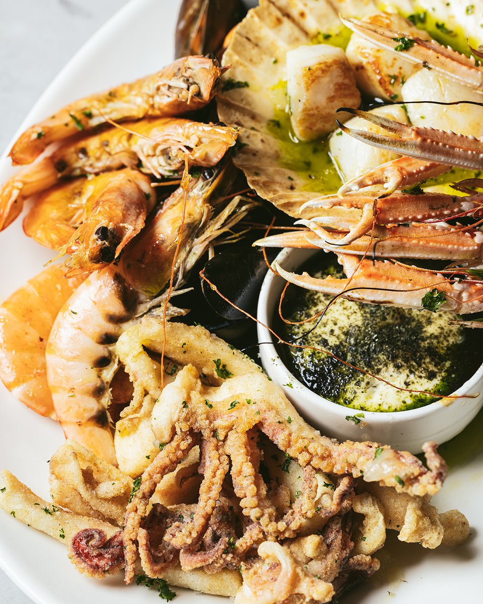 What are your weekend plans? Spend it well with the best seafood in Brighton; make a booking today through the link in our bio…