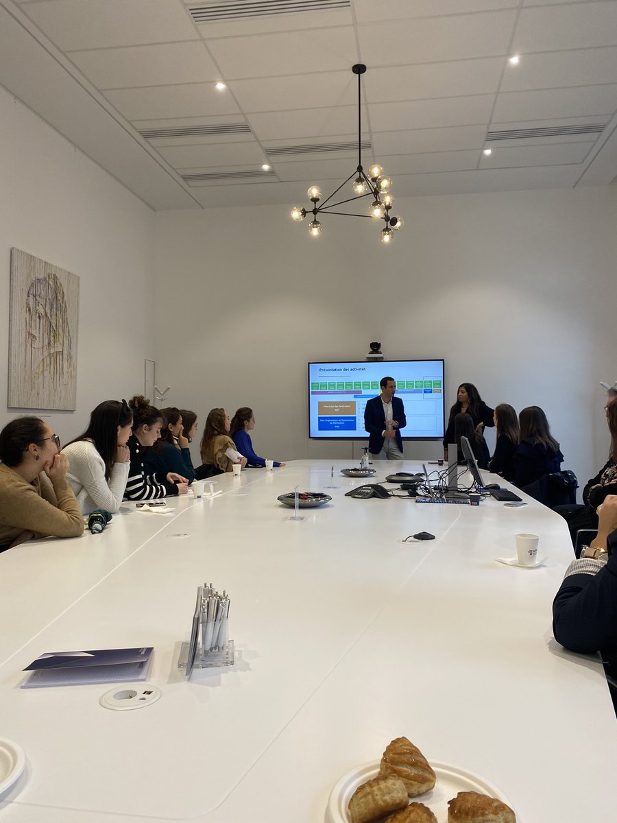 ➡️ Visite de l’étude <a href="/14Pyramides/">14PyramidesNotaires</a> 
Cette rencontre fut l’occasion pour les #étudiants d’échanger avec les #notaires et #collaborateurs, de découvrir les différents pôles et de visiter les #locaux.
Un grand merci aux notaires et à leurs équipes de nous avoir reçus !