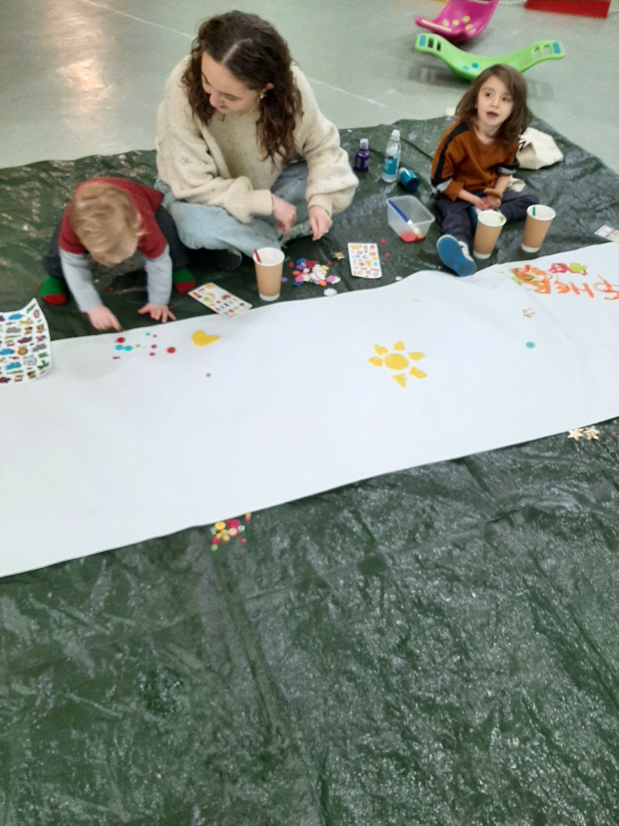 FifisVision's tweet photo. Fabulous morning art therapy, Happiness Painting!
#SEND #communitygroup #arttherapy #learningthroughplay #mentalhealth #positiveimpact #goodselfesteem #family #fun #creative #messy #opportunities #inclusion #collaborate #happiness https://t.co/51lfWQFflv