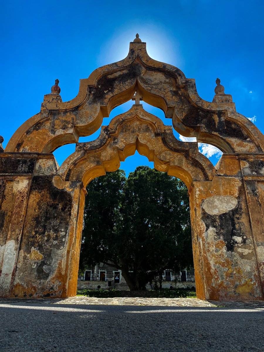 TuristaYucatan's tweet photo. El imponente arco de entrada al corral, de fuerte sabor morisco debió de construirse hacia 1800 y su diseño se puede atribuir al arquitecto Santiago Servián, natural de Cádiz y que llegó a #Yucatán a finales del siglo XVIII de origen andaluz. #VisitMexico  #photooftheday https://t.co/ER9TDArwex