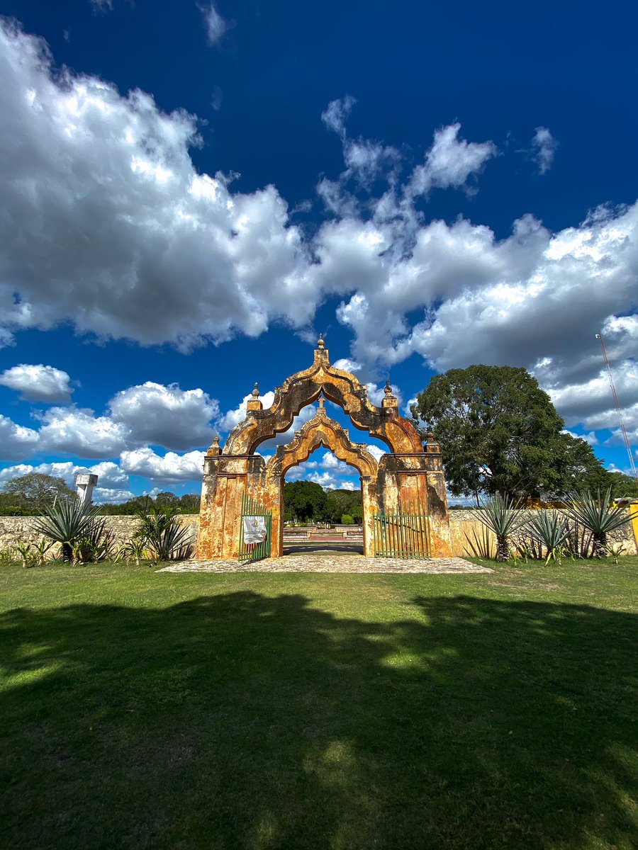 TuristaYucatan's tweet photo. El imponente arco de entrada al corral, de fuerte sabor morisco debió de construirse hacia 1800 y su diseño se puede atribuir al arquitecto Santiago Servián, natural de Cádiz y que llegó a #Yucatán a finales del siglo XVIII de origen andaluz. #VisitMexico  #photooftheday https://t.co/ER9TDArwex