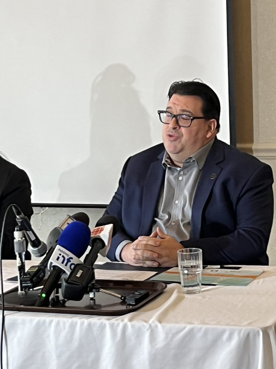 Annief75's tweet photo. Conférence de presse importante pour la mise en place d’une ligne 24/7 destinée aux auteurs de violence conjugale à Lévis.#Violence #polqc #homme #prevention https://t.co/RsFymbnh3j