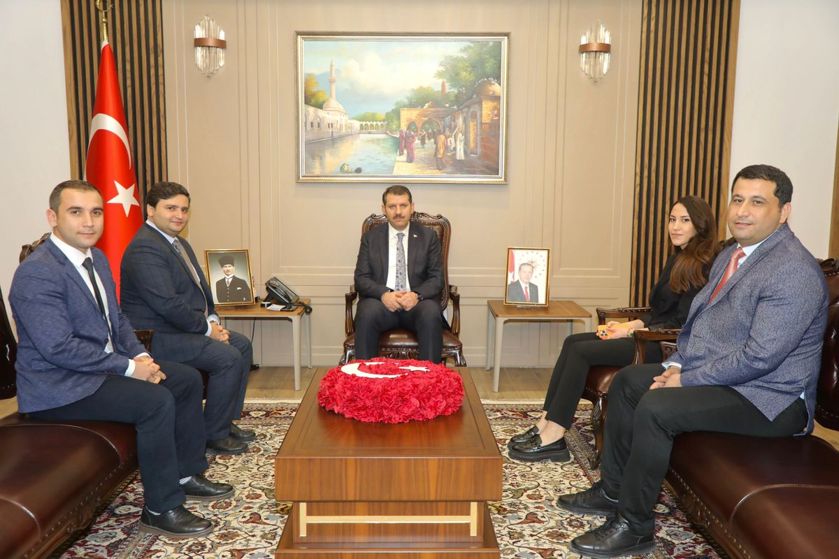 UrfaValiligi's tweet photo. Öğretmenlerimizden Vali Ayhan'a ziyaret...

24 Kasım Öğretmenler Günü münasebetiyle öğretmenlerimizi makamında ağırlayan Valimiz @valisalihayhan, öğretmenlerimizi tebrik ederek meslek hayatlarında başarılar diledi. https://t.co/PuYUagPHog