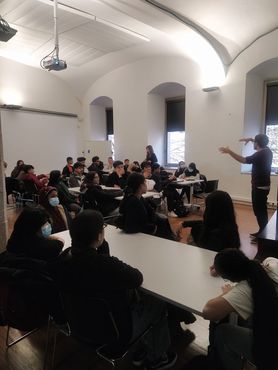 insmtarradell's tweet photo. Ahir al #batxilleratenresidència vam poder gaudir del taller que ens va impartir en Marc de @Verifi_cat.
🔎Ens va explicar i vam poder posar en pràctica com estar alerta i reconèixer a les xarxes socials les fakenews i la desinformació.
#instarradell #batxillerattarradell https://t.co/BMH8tpm4QO