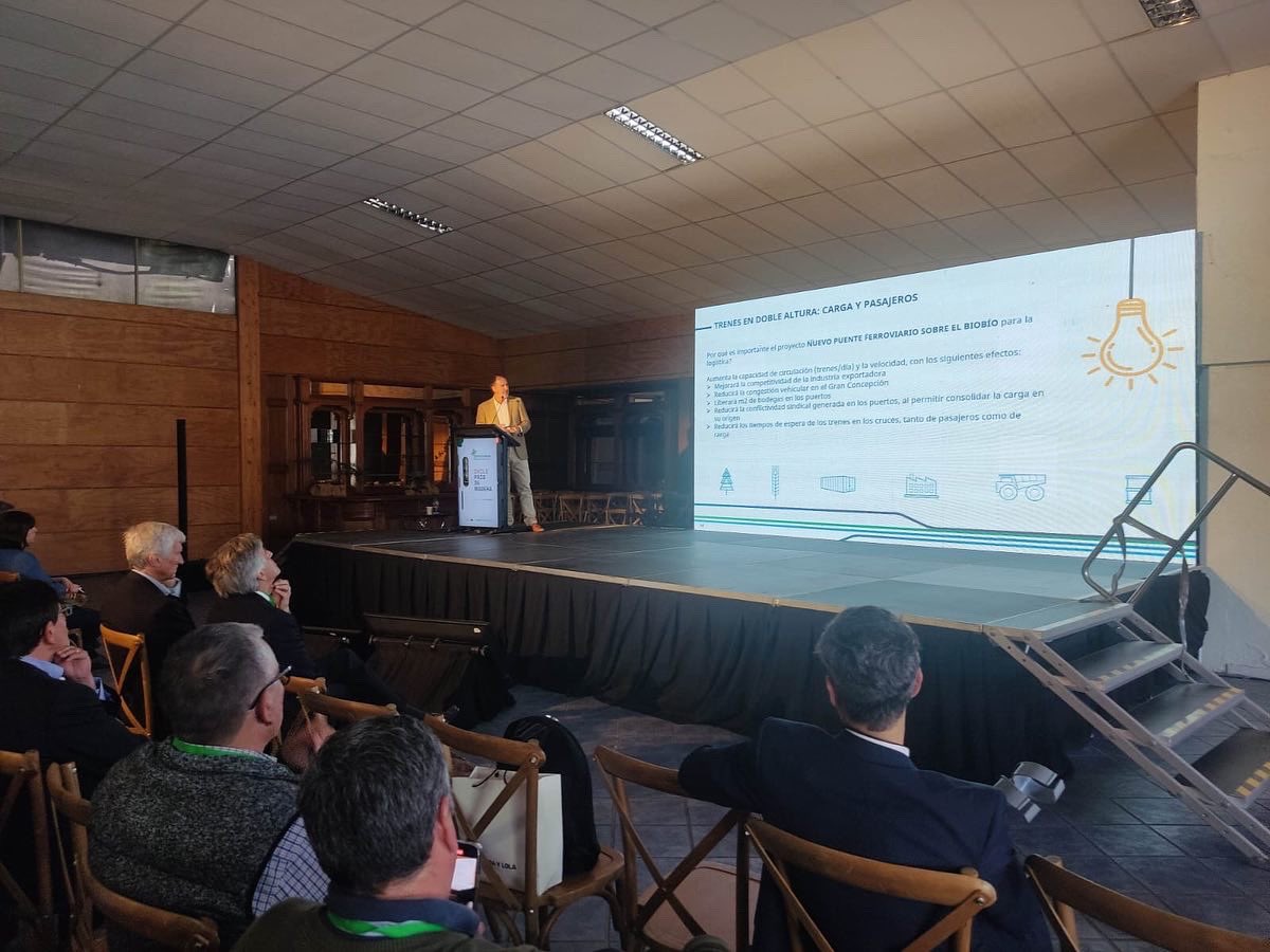 cpcbiobio's tweet photo. 🔰Los presidentes de los Comités de Género y Liderazgo y Comité de Infraestructura y Logística,participan en seminarios en la expocorma. @beaseguel analiza las brechas de género en el sector productivo y David Fernández los desafíos para mejorar la logística y la infraestructura. https://t.co/rF2snkagFl