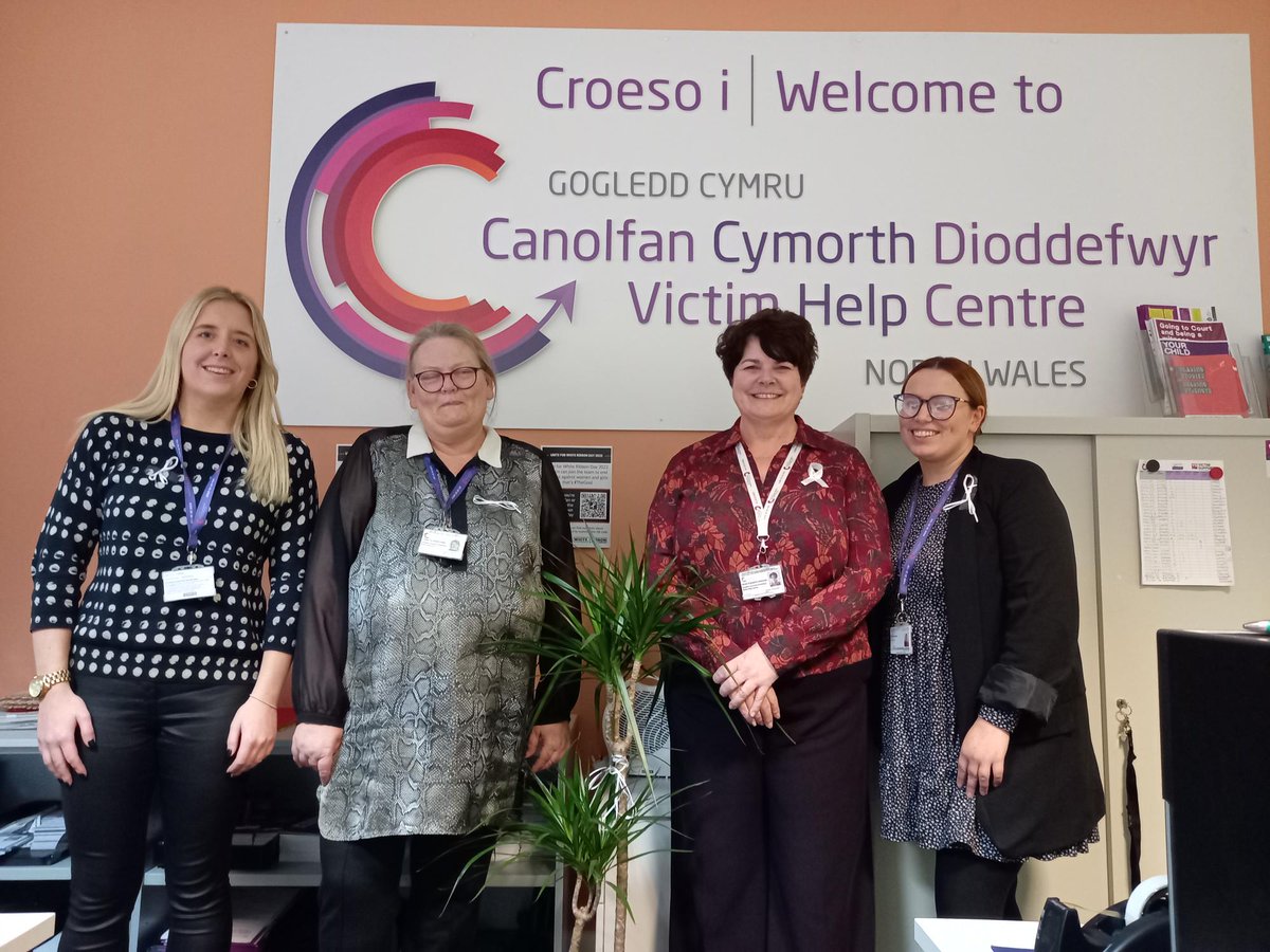 Os ydych chi'n byw gyda cham-drin, mae'n bwysig gwybod nad eich bai chi yw hyn. #WhiteRibbonDay 

Nid dim ond 9am-5pm y mae cam-drin yn digwydd.
Rydym yma i chi 24/7. 
•08 08 16 89 111
• victimsupport.org.uk/live-chat