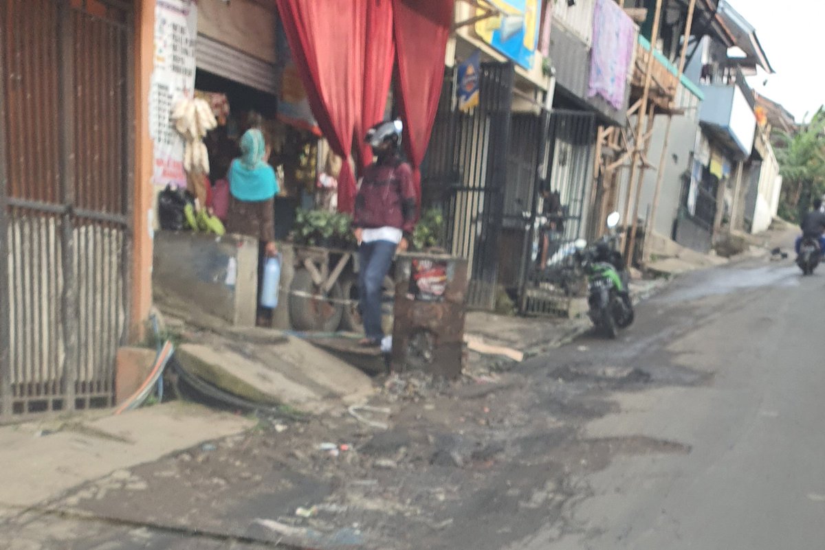 MrT_pvj's tweet photo. Jalan Sersan Baijuri adalah jalan alternatif utama bagi para wisatawan dari luar kota. Malu atuh jalan nya jelek rarusak dan bahaya pisan juga untuk penduduk lokal setempat. Mohon perhatian utk segera diperbaiki jalanan nya, pak! @PemkotBandung @humasbandung_ @HumasKBB @PRFMnews https://t.co/ioxQyMyCMV