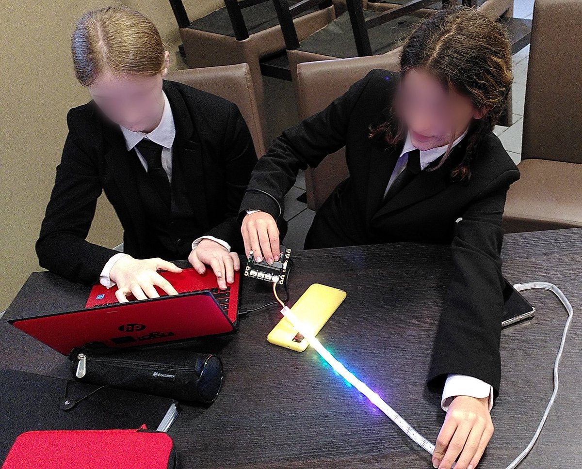 CompagnieDuCode's tweet photo. 🏁Top départ aujourd'hui pour les élèves du lycée @camel_lp qui se lancent dans leur projet #YesWeCode accompagnés par @JulieC0rnet de la Cie du Code : un dispositif de mesure de la satisfaction des clients au restaurant 🍽️📊 grâce au matériel @microbit_edu du kit @Fond_CGenial ! https://t.co/sSu3ZgyOXI
