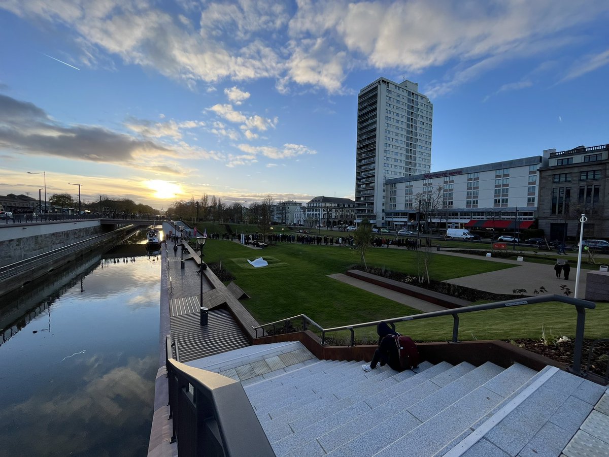 #Aménagements #Mulhousediagonales Après 20 mois de travaux, le nouveau square du Général de Gaulle #mulhouse, face à la gare, a été inauguré <a href="/michelelutzh/">Michèle Lutz</a> Premières photos…