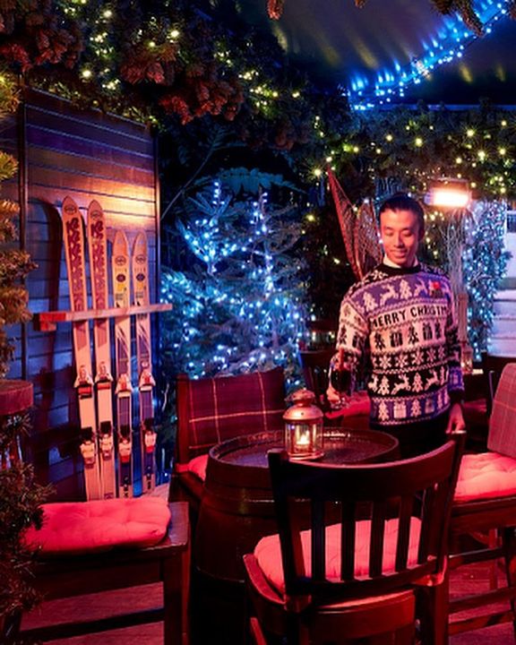 Stay at one of @redcarnationhotels in the vicinity while you enjoy the festive season in London:
@chesterfieldmayfair, @montague_hotel, <a href="/rubenshotel/">rubenshotel</a>, @41hotel, @milestone_hotel and @theegertonhotel, and @egerton_house ✨🎄🎁