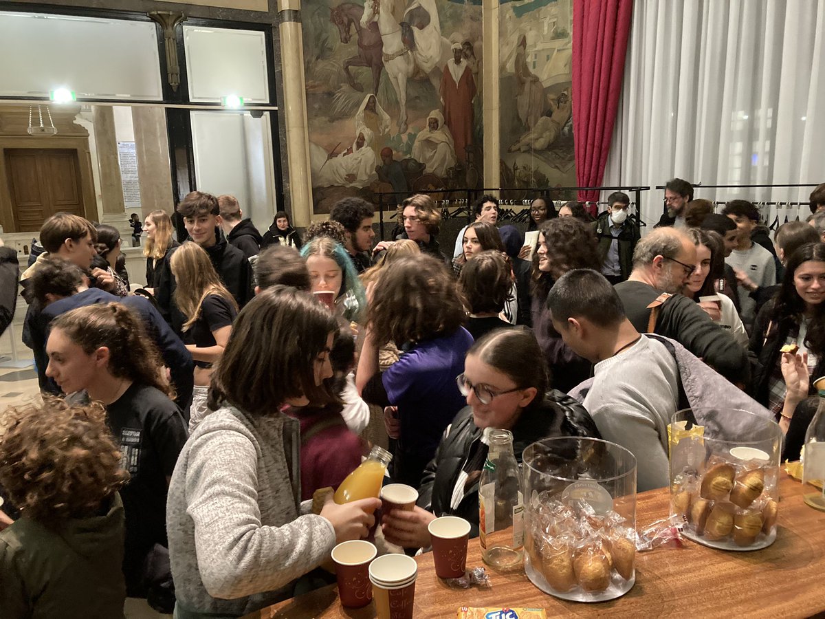isabelle_rocca's tweet photo. Encore bravo aux élèves de 3e du collège @verlaine_paris #paris12 pour ce premier diplôme du #Brevet obtenu en juin et dont ils peuvent être fiers ! 👏🏻
Très belle cérémonie républicaine hier soir en @Mairie12Paris en présence de leurs familles et de leurs précieux professeurs 🎓 https://t.co/3jX0YYIbDe
