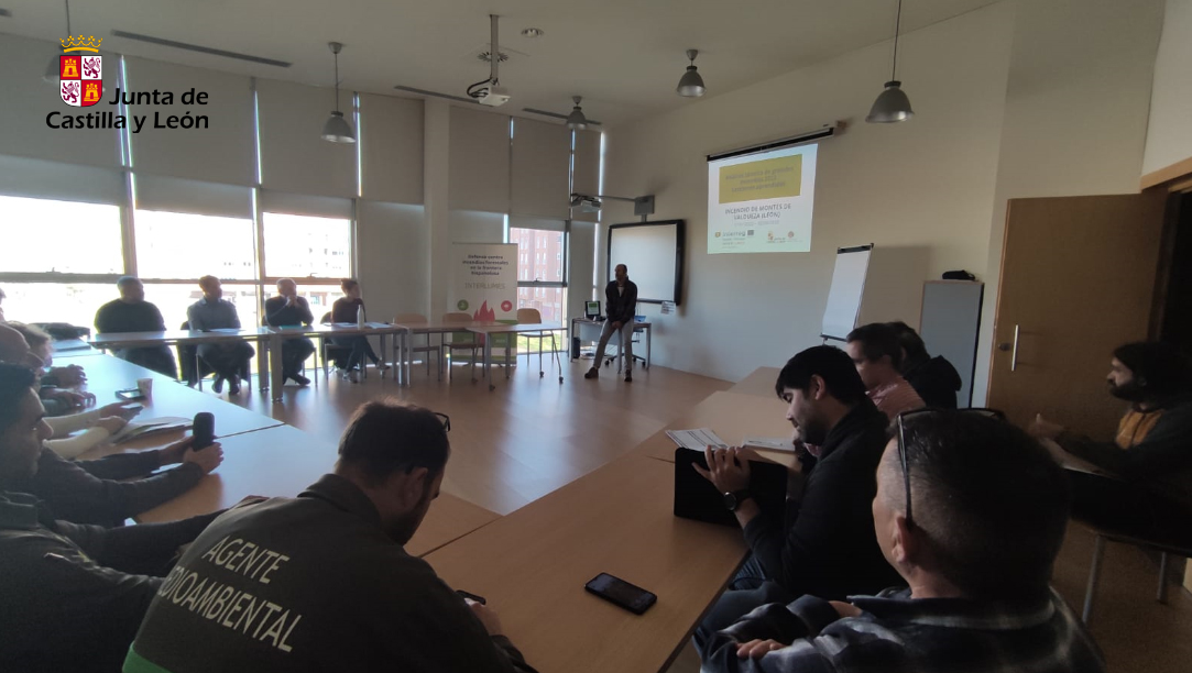 naturalezacyl's tweet photo. Técnicos y #AAMM implicados realizaron ayer un análisis del #IFMontesDeValdueza (#LeónESP) en el Centro para la Defensa Contra el Fuego, en el marco del proyecto #INTERLUMES
El objetivo 👉 Sacar conclusiones para actuaciones futuras y la formación del personal https://t.co/u4xaUWgJD3