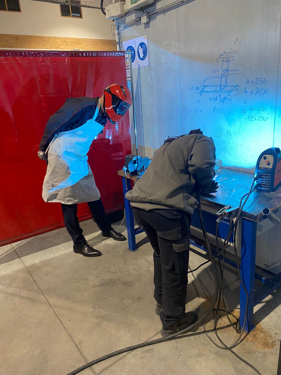 Hier l'<a href="/IronAcademy1/">Iron Academy</a> à #Stains a été heureuse d'accueillir <a href="/RolandLescure/">Roland Lescure</a>, Ministre délégué chargé de l'#Industrie visiblement très intéressé par notre formation de #CAP #Metallier. Fatime, notre jeune apprenante, a trouvé son premier élève !