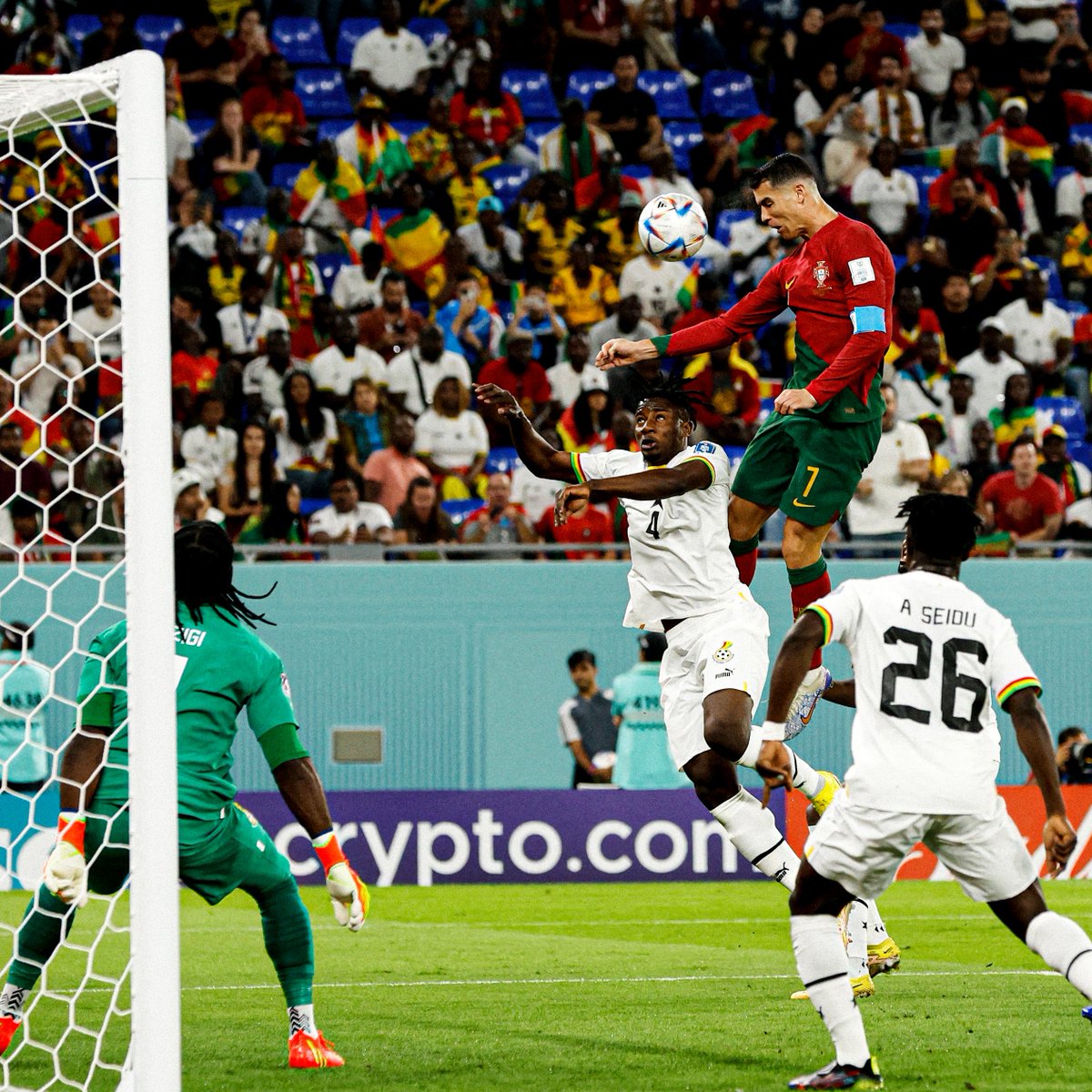 Ronaldo, hala herkesten *çok* yüksekte.