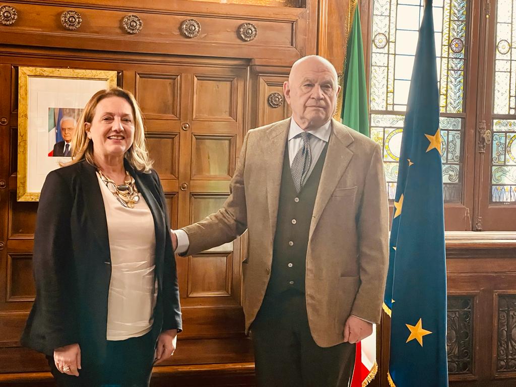 La presidente #CNF Maria Masi è stata ricevuta oggi dal ministro Carlo Nordio-<a href="/minGiustizia/">Ministero Giustizia</a>. 
Tra i temi affrontati, il ruolo e le funzioni degli #avvocati nell'amministrazione della #giustizia, l'equilibrio nel rapporto con la #magistratura e le #carceri.
consiglionazionaleforense.it/web/cnf-news/-…