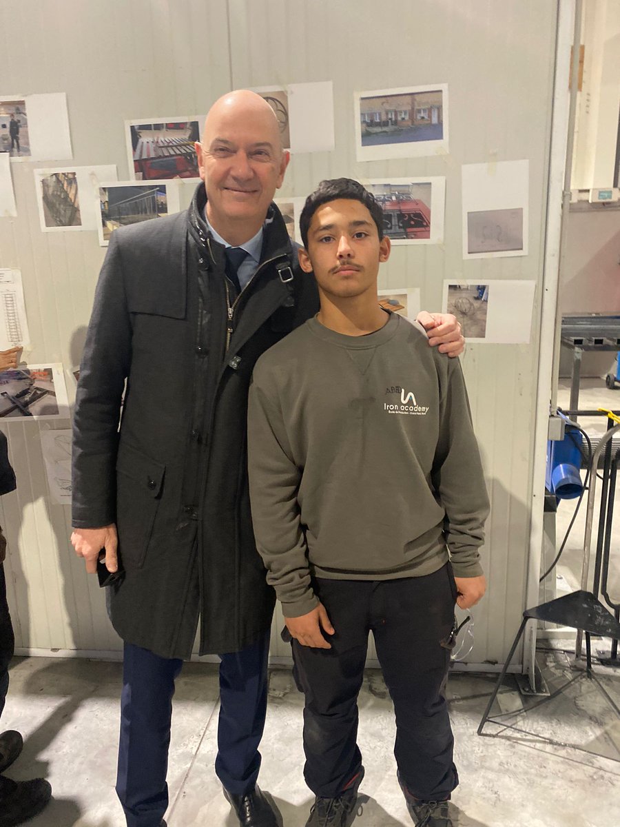 Bangaly et Abed étaient honorés et fiers de rencontrer <a href="/RolandLescure/">Roland Lescure</a>, Ministre délégué chargé de l'#Industrie. Tous nos élèves étaient ravis de faire découvrir leur établissement et leur futur métier de #metallier. Une belle rencontre !