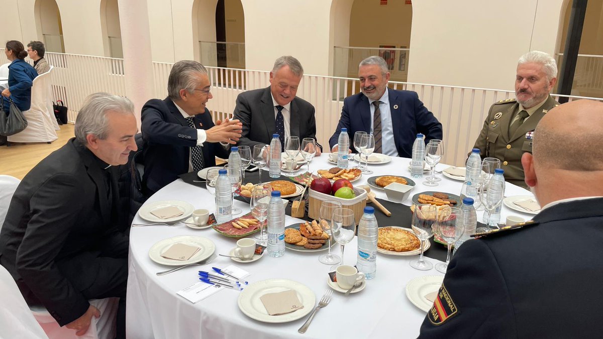 LorenzoRguez's tweet photo. Esta mañana he participado como vicepresidente de la Diputación Provincial de Burgos  en la sede del TSJCyL en un desayuno de trabajo  en el que se ha tratado acerca de la importancia de la justicia constitucional. https://t.co/tm4iWxDz5s