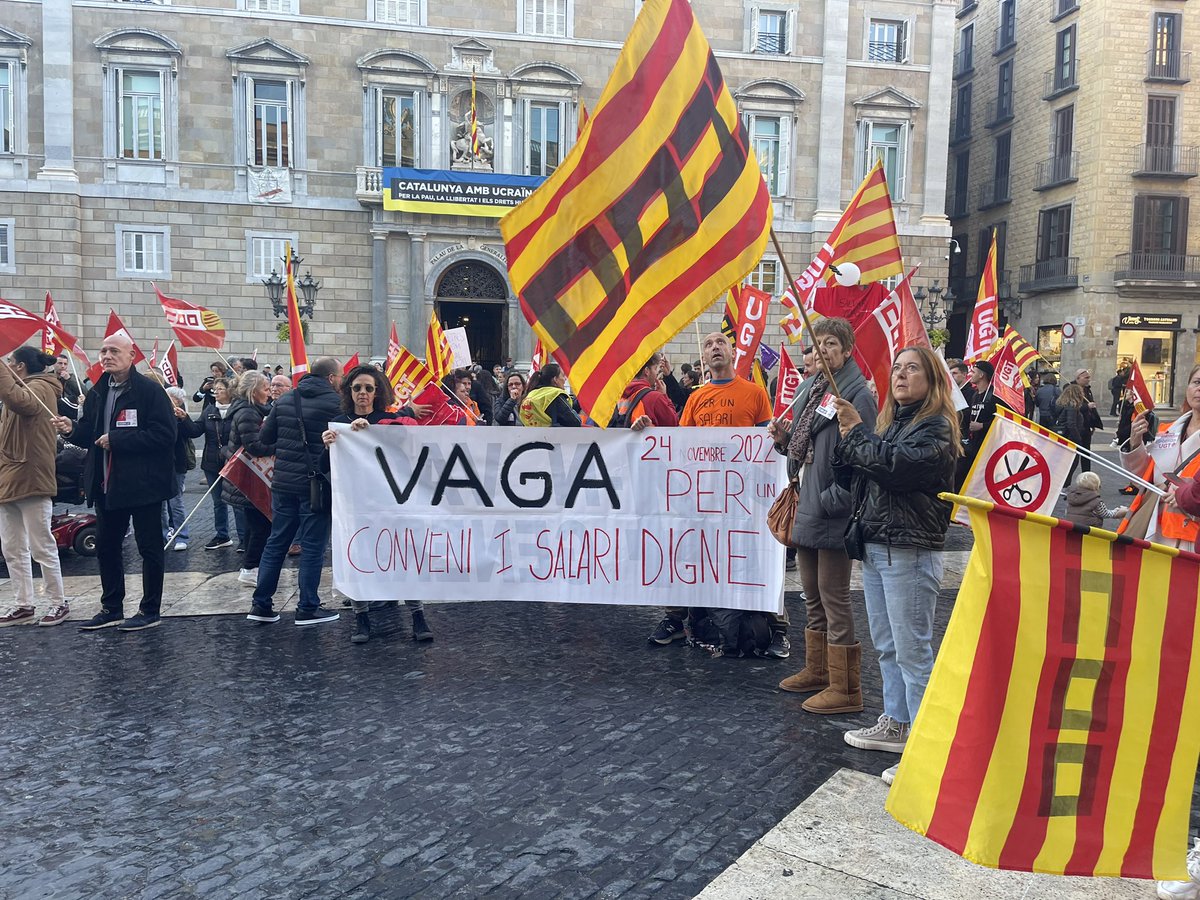 ccoocatalunya's tweet photo. 🔥Tot el nostre suport als companys i companyes d #installacionsesportives en vaga per uns salaris dignes.
Es tracta d'un sector molt precaritzat on la patronal s'ha negat a negociar, oferint pujades irrisòries #SalariOConflicte 
Aquesta tarda s'han manifestat a Plaça Sant Jaume https://t.co/xIASQgeydQ