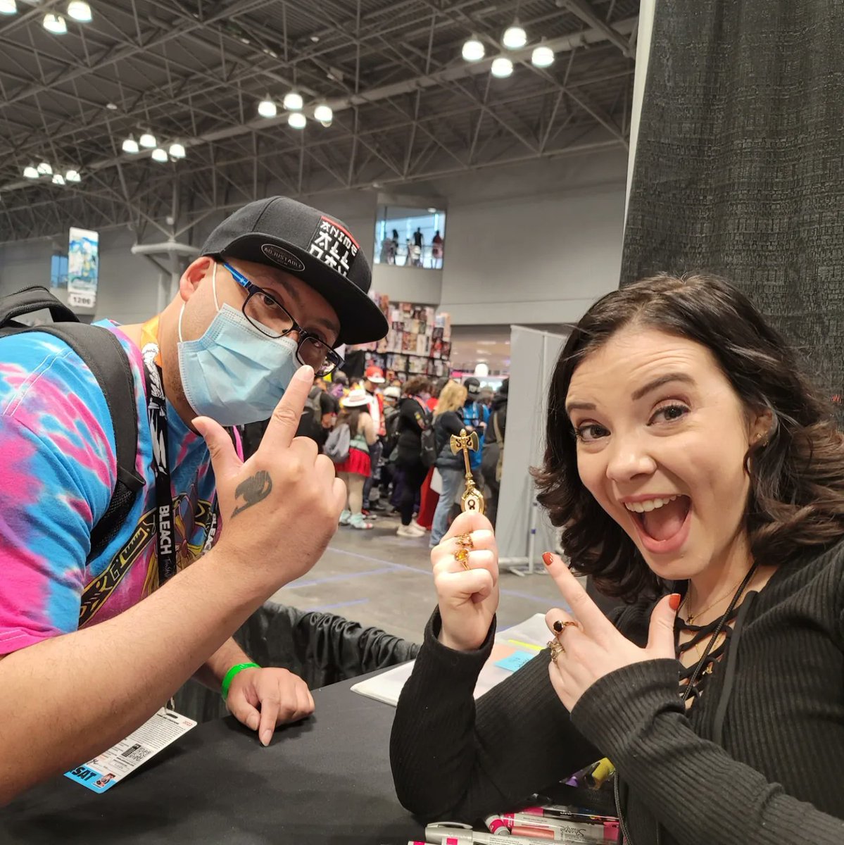 panda_plumpy's tweet photo. Was such an honor meeting the celestial mage and the humanoid typhoon @animenyc 😱😭🙏 

#animenyc2022 #lucyheartfilia #vashthestampede https://t.co/TGYydig7hn