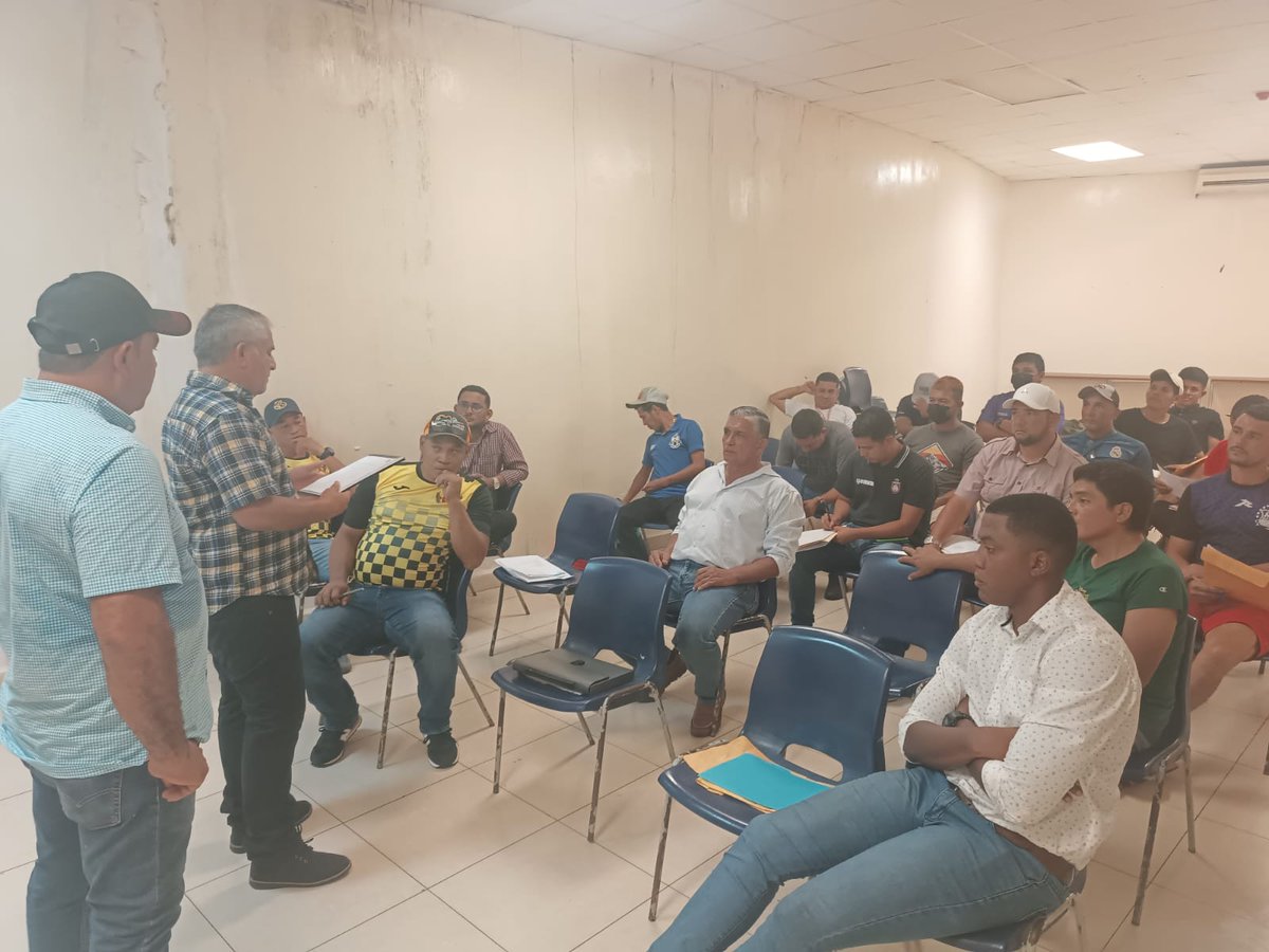 Esta semana, realizamos una reunión de coordinación con los 18 directores técnicos de los equipos participantes en el Campeonato Provincial de Veraguas Centro a inaugurarse el próximo viernes 9 de diciembre.

Nota completa 📄 bit.ly/3B5n88T

#SomosVeraguasCentro ⚽