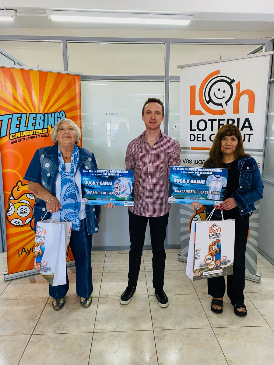 ⚽️👕 #SorteoMundial del #TelebingoChubutense
👉El Gte. Zonal del IAS , Leonel Lanzani,entregó 3 pelotas y una camiseta de la selección argentina de fútbol a Margarita y Ana Rosa, ganadoras del Sorteo Mundial del Telebingo, en el cual participaron todos los cartones No Ganadores🙌