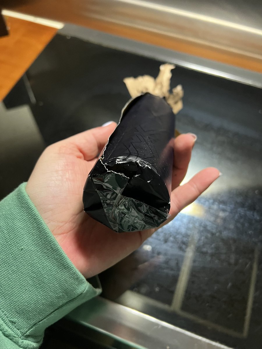 reneejacky's tweet photo. @deBijenkorf Ik weet niet wat hier de bedoeling van is, maar dit lijkt mij niet hoe je iets hoort in te pakken: https://t.co/QtAZSGKJia