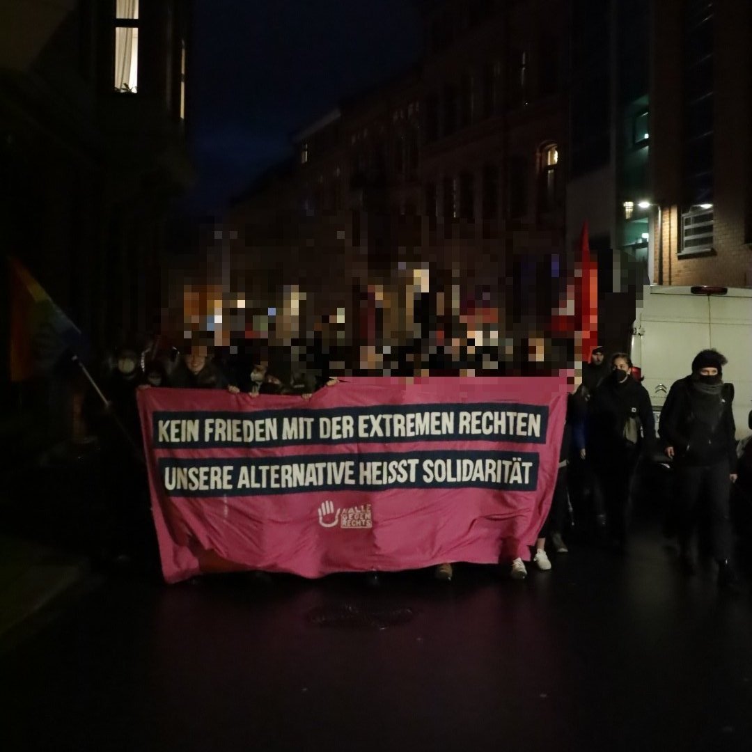 HalggR's tweet photo. Mit inzwischen über 500 Personen erreicht unsere lautstarke Demo in wenigen Minuten den Riebeckplatz in #Halle. Kommt uns dort gerne noch unterstützen gegen die #noAfD.
#hal2411 https://t.co/4c0X8cnstj