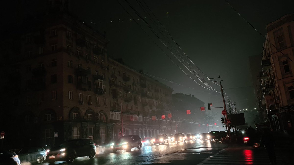 gewska's tweet photo. Kyiv right now
The only light sources come from few businesses and cars on the streets https://t.co/Dxd56T8x5s