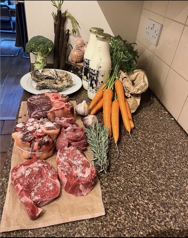 FFMSW6's tweet photo. Here’s what one of our followers picked up from Fulham Farmers’ market this week. From what we can see he has fresh oysters from ‘Veasey and Sons’, vegetables from ’Teds Veg’ and organic meat from ‘Picks Organic Farm’! https://t.co/iQeaQnlnFL