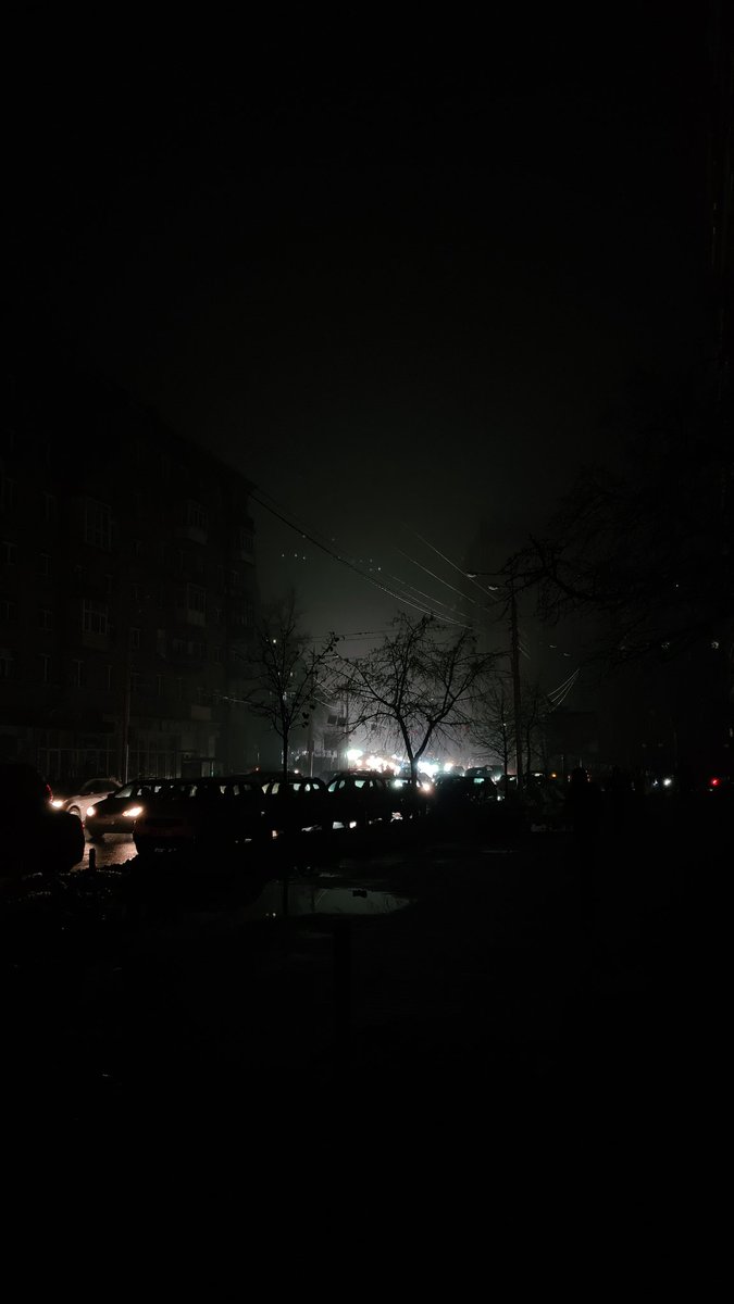 gewska's tweet photo. Kyiv right now
The only light sources come from few businesses and cars on the streets https://t.co/Dxd56T8x5s