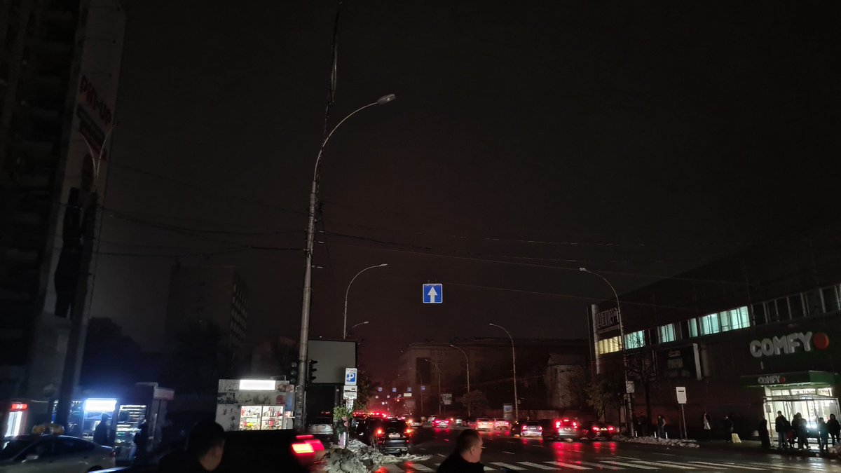 gewska's tweet photo. Kyiv right now
The only light sources come from few businesses and cars on the streets https://t.co/Dxd56T8x5s