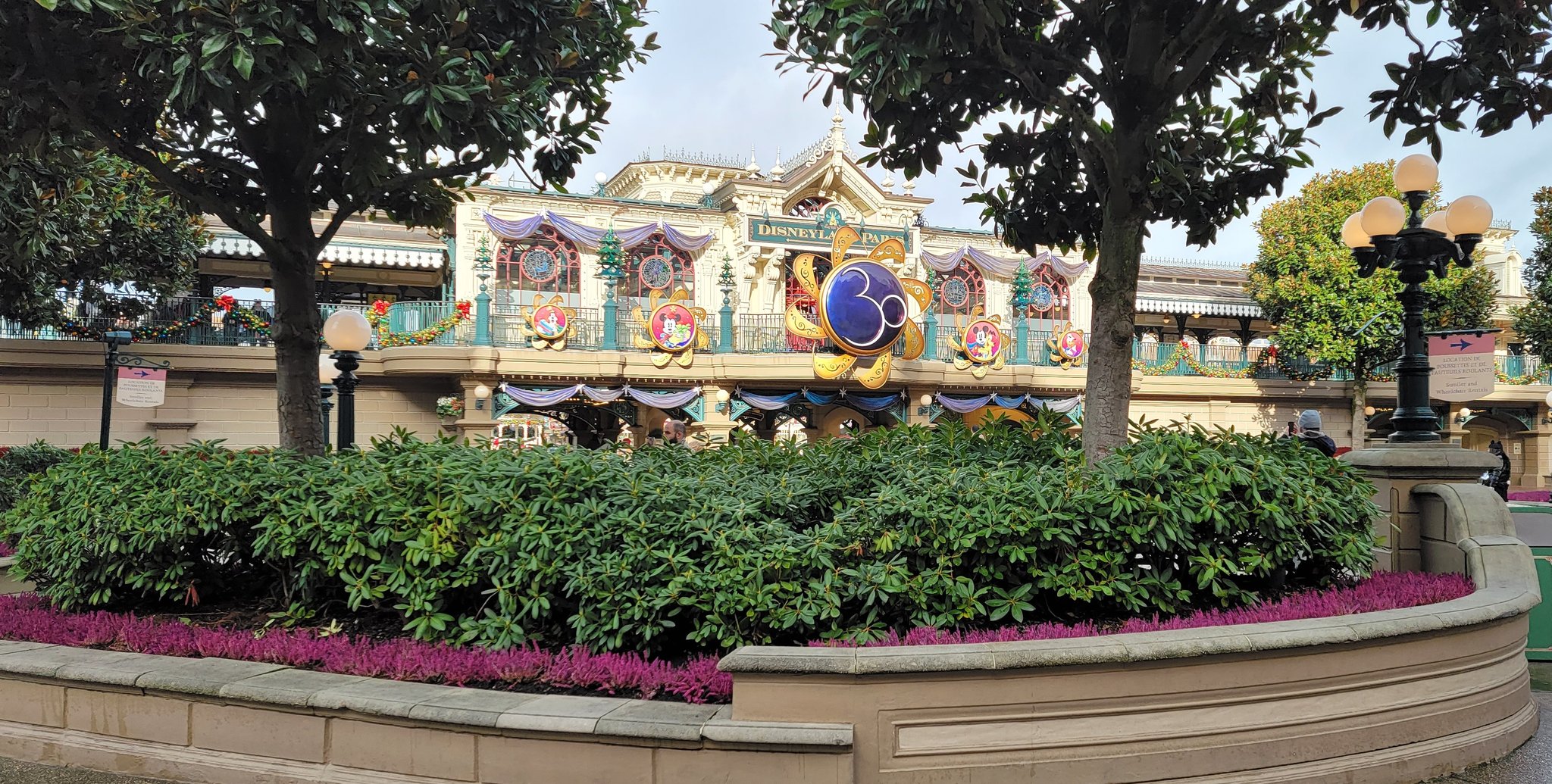 kotomi-snacks-vtuber-vtweeting-arc-on-twitter-disneyland-paris