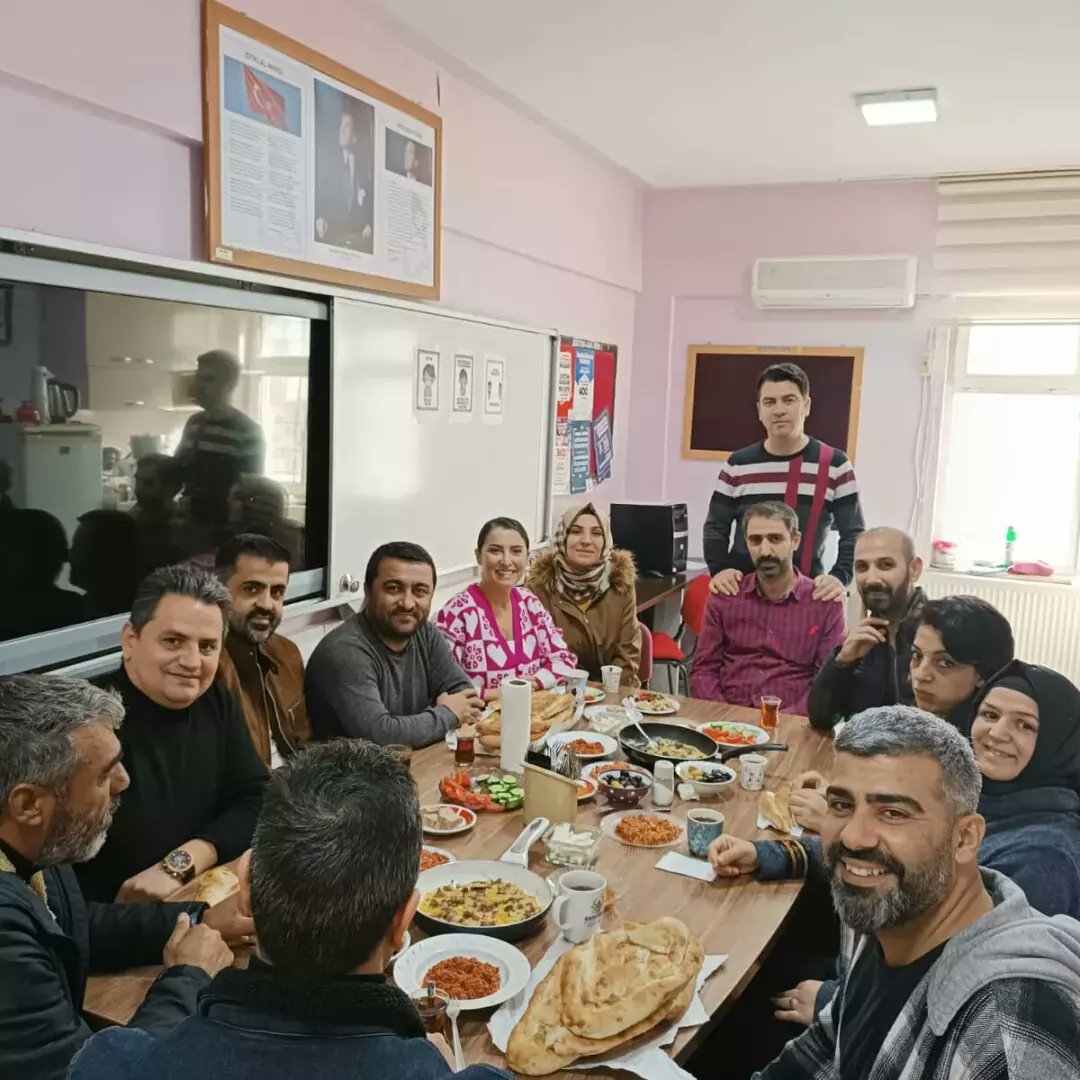 Bugün günlerden bizim günümüz. Bir gün değil her gün eli öpülesi ve değer görmesi gerekir.Günümüz kutlu olsun