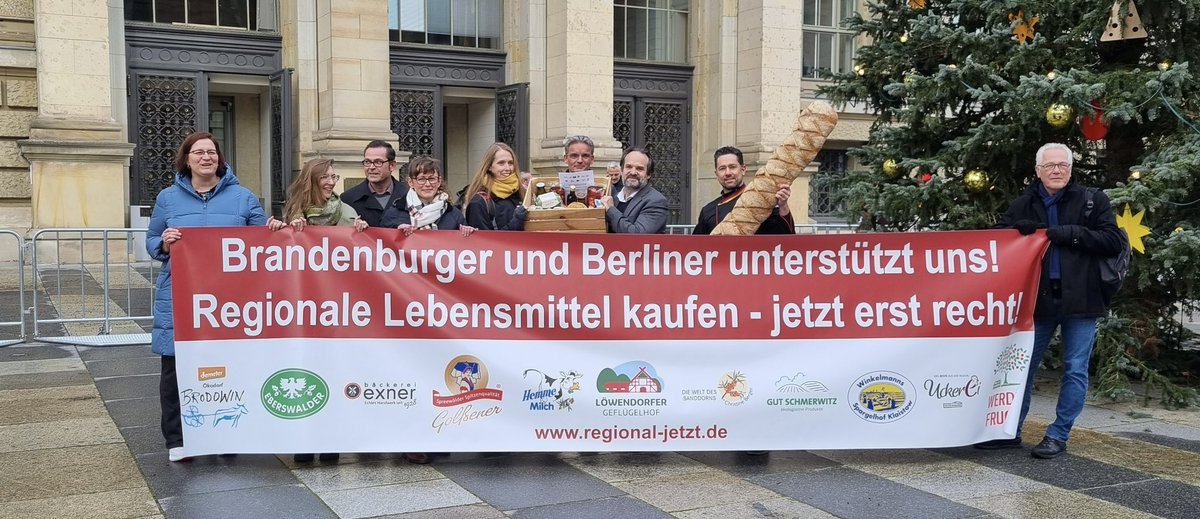 Kam_Markus's tweet photo. Heute Besuch der Initiative „Regional Jetzt“. Die Forderung auf dem Banner deckt sich mit dem, was Berlin u.a. mit seiner Ernährungsstrategie verfolgt: Regionale Wertschöpfungsketten stärken. Wichtig gerade in der Krise. #Regional #Ernährungsstrategie @SenUMVKBerlin https://t.co/cBNlaz1I8A