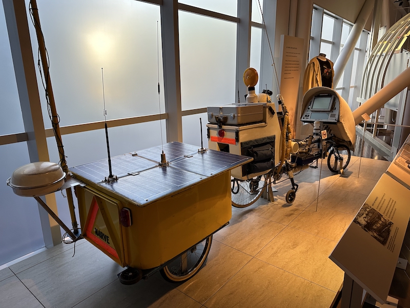 OrangeHazMat's tweet photo. The BEHEMOTH (Big Electronic Human Energized Machine, Only Too Heavy). Steve Roberts’s 580 lb rolling computer communications bike with helmet-mounted display and handlebar keyboard. https://t.co/N90C7l4lXA