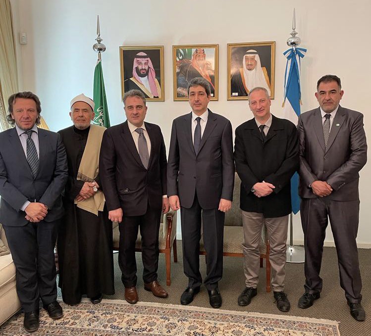 تشرفت باستقبال اصحاب السعادة الرئيس الجديد للمركز الاسلامي لجمهورية الارجنتين/ فابيان عنقه ومسؤولي المركز حسن الباشا وعمر كبارا والكسيز الساير للتعريف بالادارة الجديدة ومناقشة استمرار التعاون بين السفارة ومركز الملك فهد الثقافي الاسلامي والمركز.