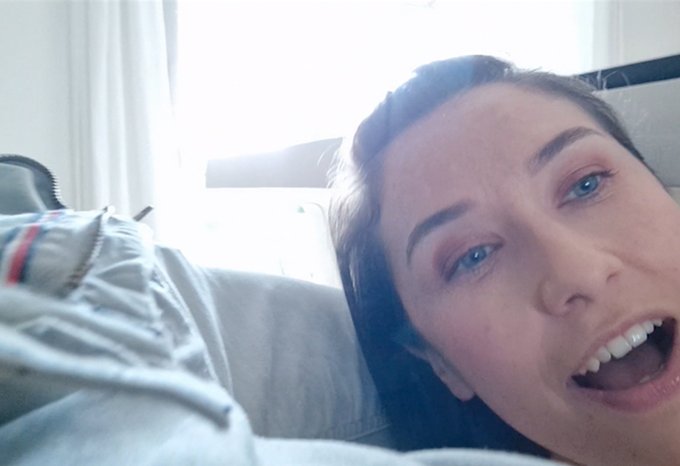 NOUVELLE VIDEO! je me glisse sous la table pour aller le sucer 🙈🤭 un moment fun et complice &agrave; retrouver