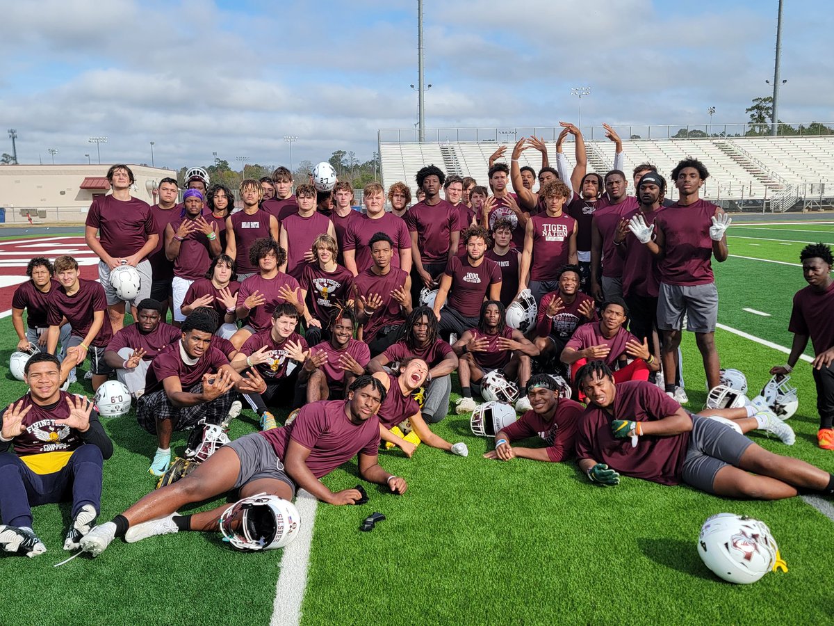 CoachSmith1234's tweet photo. Happy Thanksgiving from Silsbee Tiger Football Practice! #Tigernation https://t.co/8AgtsIkEns