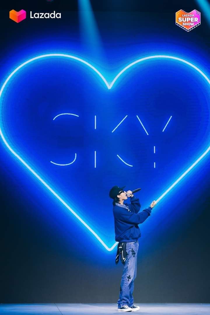 Nhẹ nhàng mình bên nhau. Đồng hành cùng mn được 3 năm trên con đường 10 năm đầy cảm xúc. Cùng nhau đi thật xa nữa nhé💙

1 DECADE WITH SKY M-TP
ĐẠI TIỆC SKY TRÒN 10 TUỔI
<a href="/sontungmtp777/">M-TP</a> 
#SonTungMTP

#SKYMTP 
#Thập_Kỷ_SKY
#HappySKYMTPDay