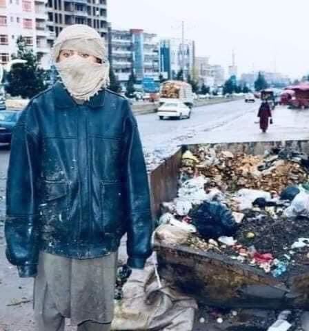 waliarian's tweet photo. سرنوشت زنان در کابل؛ این زن با پوشش مردانه از فقر در پایتخت زباله گردی می‌کند. https://t.co/tIDFDAqnMq