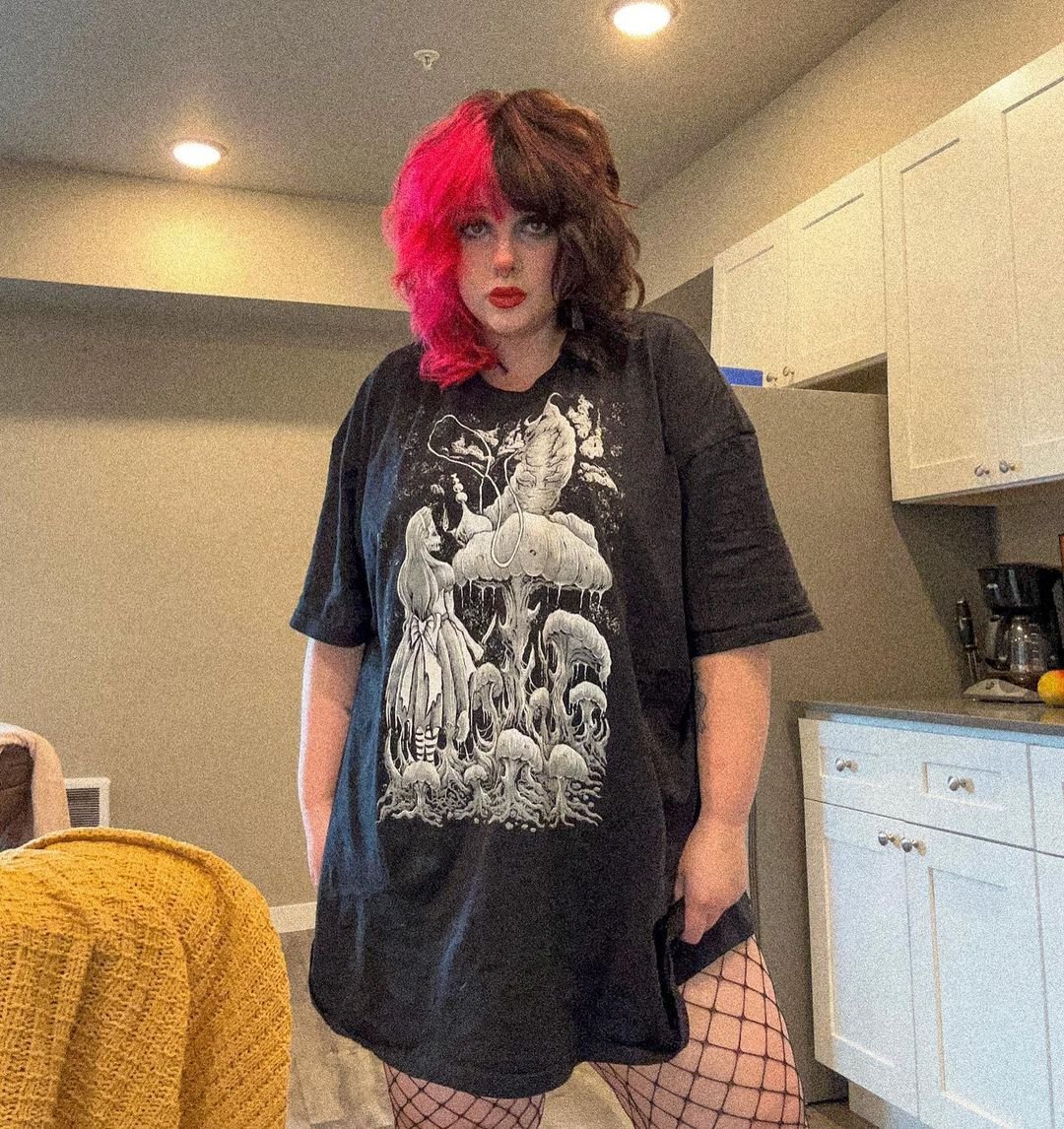 VampireFreaks's tweet photo. The fabulous @itsjojolouise rocking our Alice and the Caterpillar Tee! 😻🦇🍄
#GothStore #AlternativeFashion #Goth #Gothic #Alt #SceneKid #GothFashion #AltStyle #VampireFreaks #Spooky #Alternative #Emo #EGirl #SceneKidFashion #AltLifestyle #NuGoth #PastelGoth https://t.co/T3N5QXgwaZ