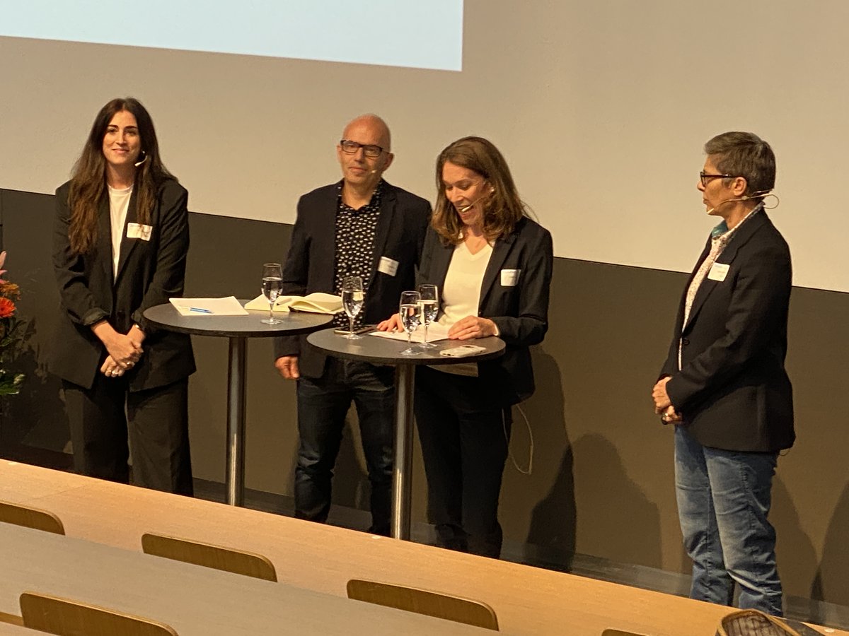 «Hallo, wir sind die Neuen!» Nun läuft das Abschlusspanel mit <a href="/Kerstin_Kolumna/">Kerstin Hasse</a>, <a href="/jacobiis/">Isabelle Jacobi</a>
und <a href="/guegi/">Steiner Jürg</a>, moderiert von <a href="/e_hollenstein/">Edith Hollenstein</a>. #JourTag22