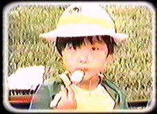 아 진짜 이사진 기여버서 죽을거같음 숟가락 들고 카메라 쳐다보는 아기픨교..🥺