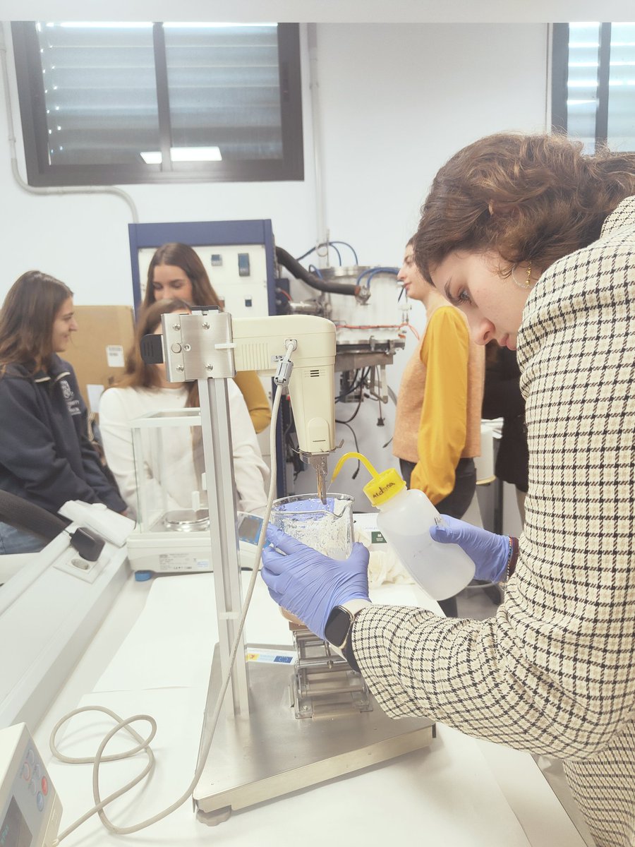 InvestigaUS's tweet photo. En las visitas a #CITIUS hoy hemos compartido la jornada con los alumnos del CFS de Laboratorio de la @PreuSevilla ☺️

https://t.co/iLu3QdKR7L

#DivulgaUS https://t.co/SlpJ0j1tSu