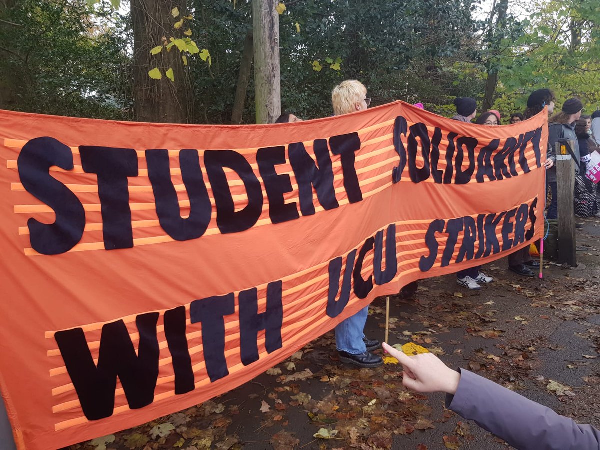 Fantastic picket this morning at <a href="/UCUBath/">University of Bath UCU</a> with strong showing of solidarity from students. This is different to last year. We are back!

#UCUstrike #ucuRISING