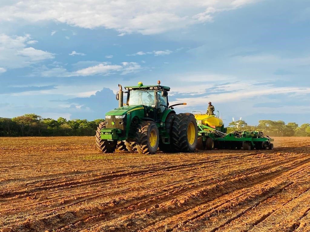 SilverStreetCap's tweet photo. Planting season has started at Silverlands #Zambia! This is one of our shiny new tractors seed drilling 60 hectares of soya at Kakushi Farm #impactinvestment #zambia #esginvesting #africanagriculture #investinafrica https://t.co/QGKjrXaHZw